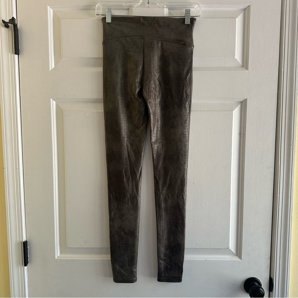 SPANX Faux Leather Croc Shine Leggings Darkened Olive Slimming Size Small - Picture 9 of 11